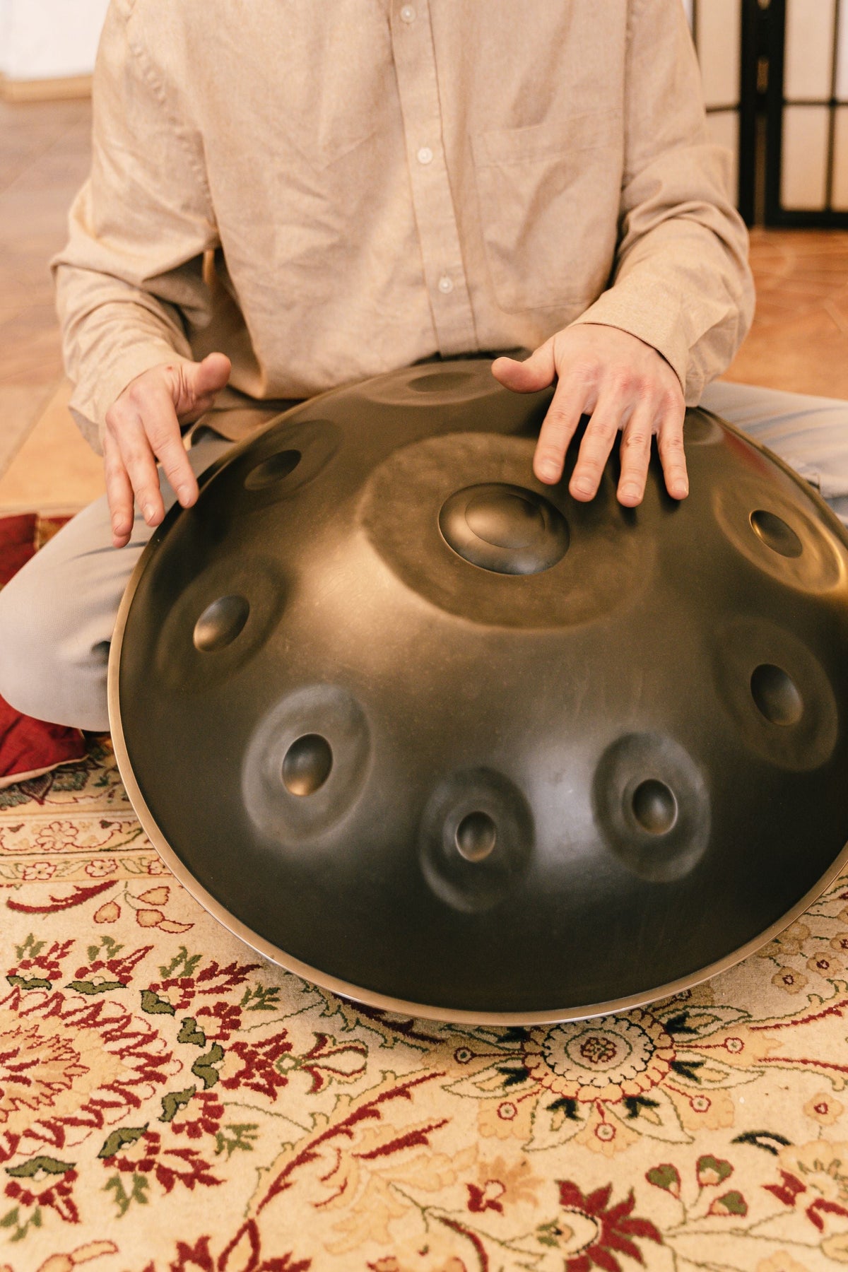 Mains posées sur un handpan en acier