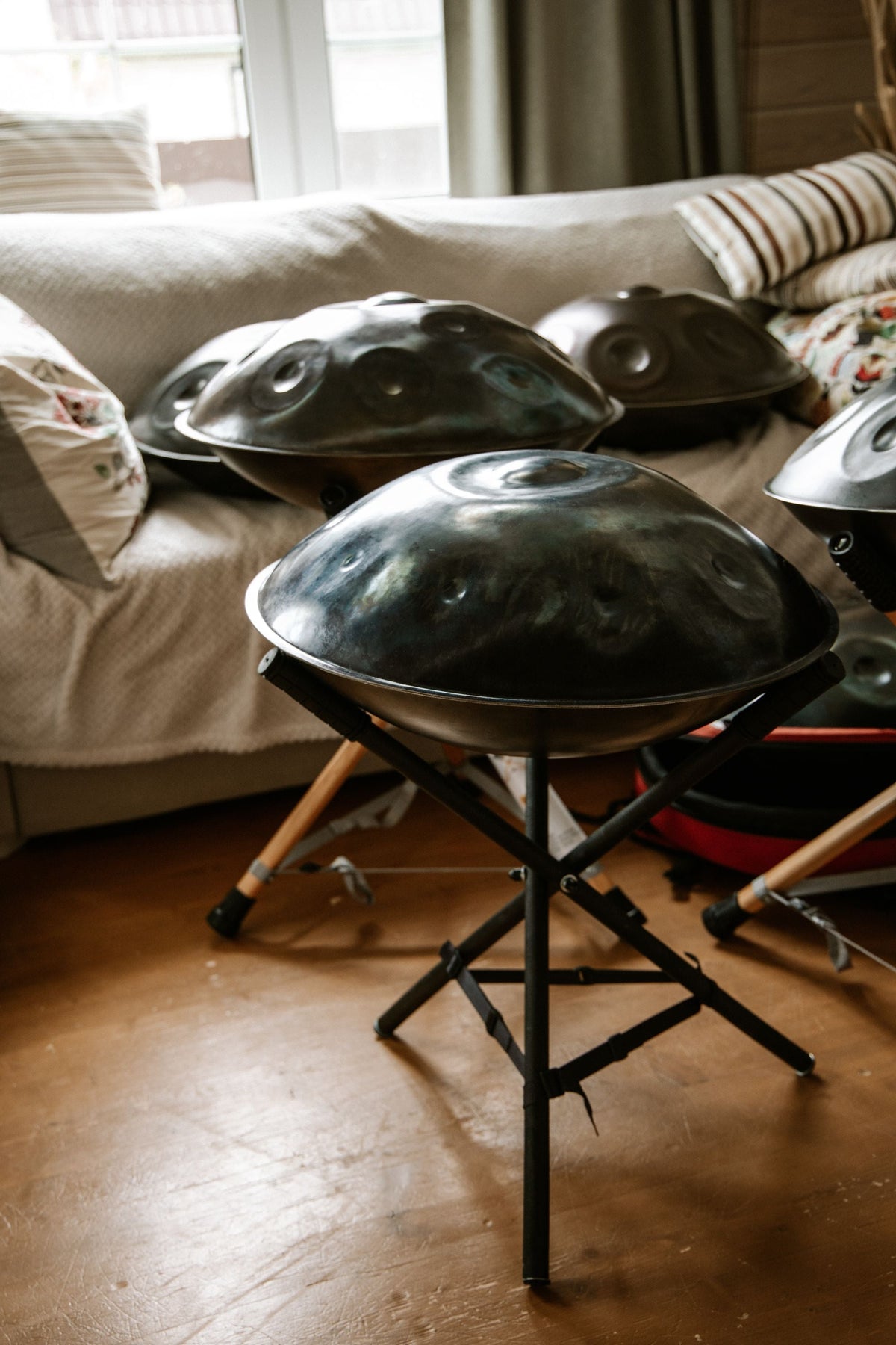 Plusieurs handpans posés sur leurs supports