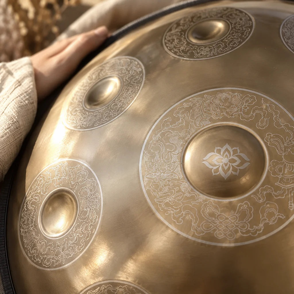 Nahaufnahme der Gravuren und der Lotusblüte des Handpans Ambre