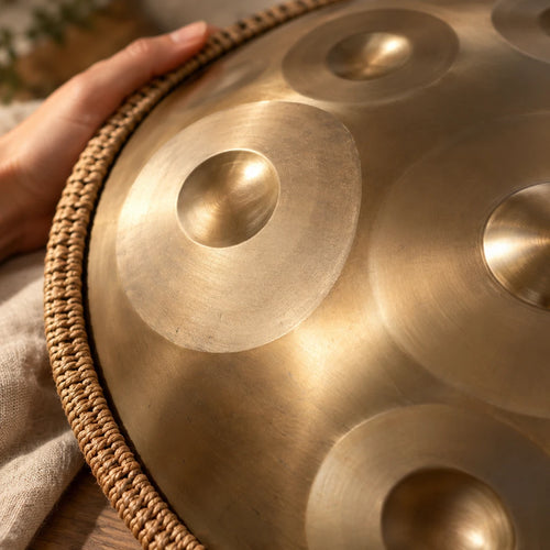 Gros plan sur les notes et le bord tressé du handpan Sable