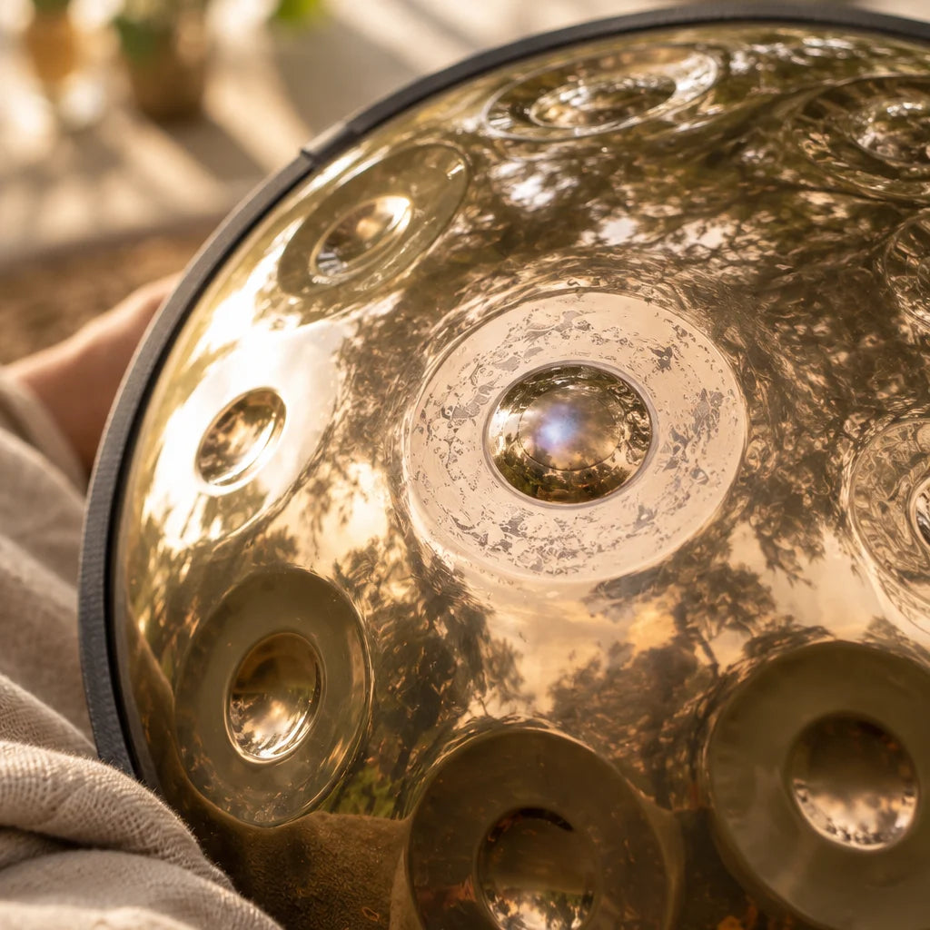 Gros plan sur les reflets du handpan Soleil poli miroir