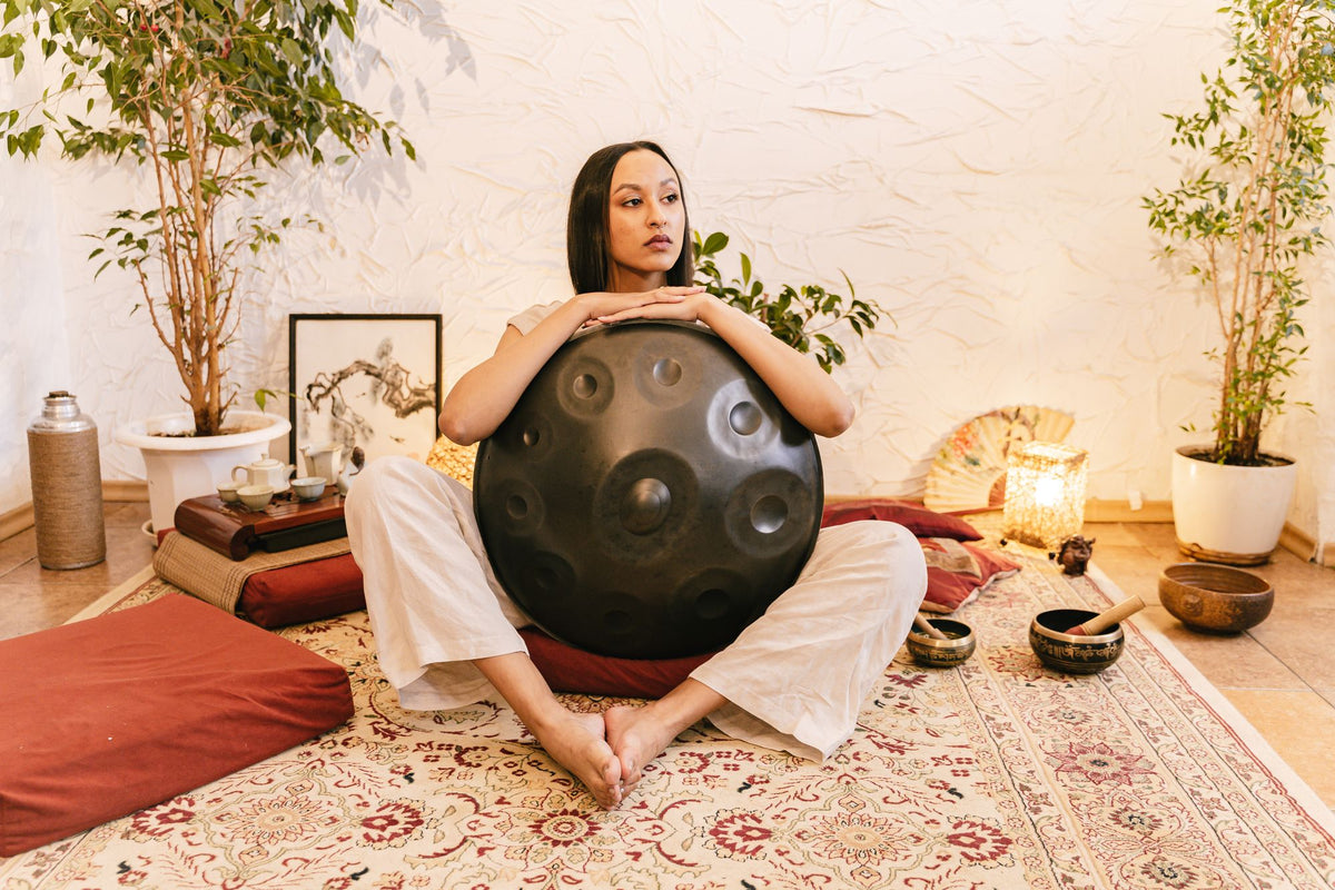 Femme assise tenant un handpan