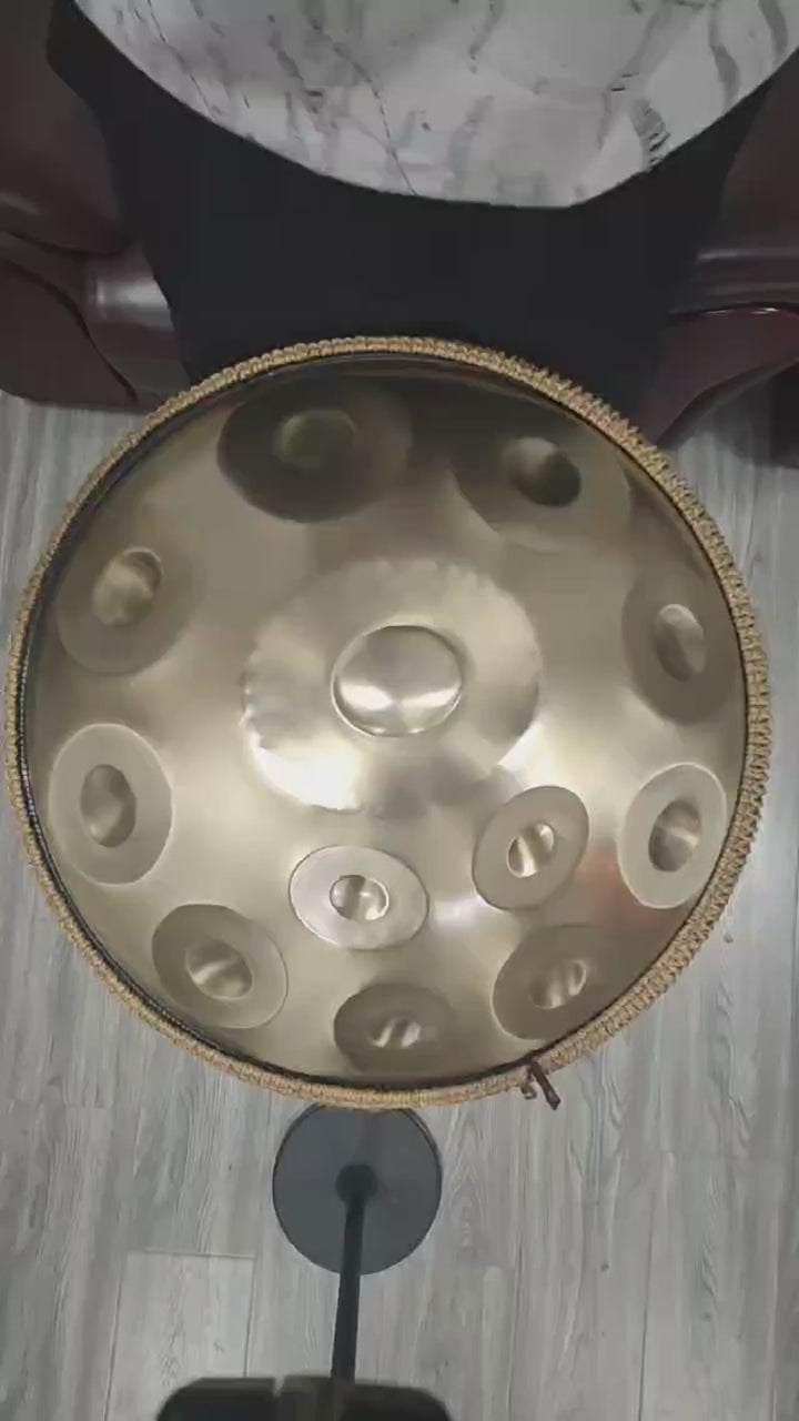Vidéo du fabricant : handpan Sable doré à bord tressé, joué vu de dessus
